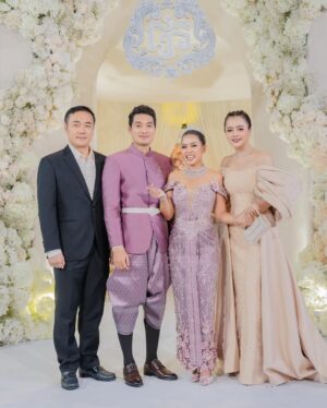 Aok Sokunkanha Instagram - អបអរសាទរ ប្អូនស្រី សុភក្រ័កុសុម៉ា និងប្អូនប្រុស 
បងសូមជូនពរដល់ប្អូនស្រីព្រមទាំងប្អូនប្រុសសូមឲមានសុភមង្គលពេញមួយជីវិត♥️ស្រលាញ់គ្នាដល់ចាស់កោងខ្នង 🎉