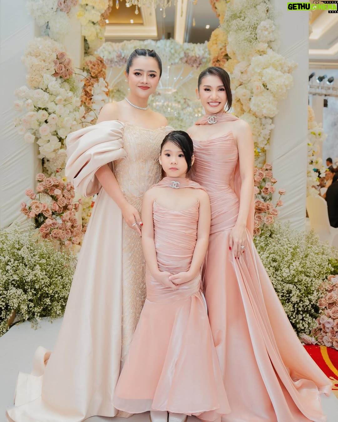 Aok Sokunkanha - 23.2K Likes - អបអរសាទរ ប្អូនស្រី សុភក្រ័កុសុម៉ា និងប្អូនប្រុស
បងសូមជូនពរដល់ប្អូនស្រីព្រមទាំងប្អូនប្រុសសូមឲមានសុភមង្គលពេញមួយជីវិត♥️ស្រលាញ់គ្នាដល់ចាស់កោងខ្នង 🎉