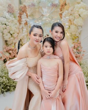 Aok Sokunkanha Instagram - អបអរសាទរ ប្អូនស្រី សុភក្រ័កុសុម៉ា និងប្អូនប្រុស 
បងសូមជូនពរដល់ប្អូនស្រីព្រមទាំងប្អូនប្រុសសូមឲមានសុភមង្គលពេញមួយជីវិត♥️ស្រលាញ់គ្នាដល់ចាស់កោងខ្នង 🎉