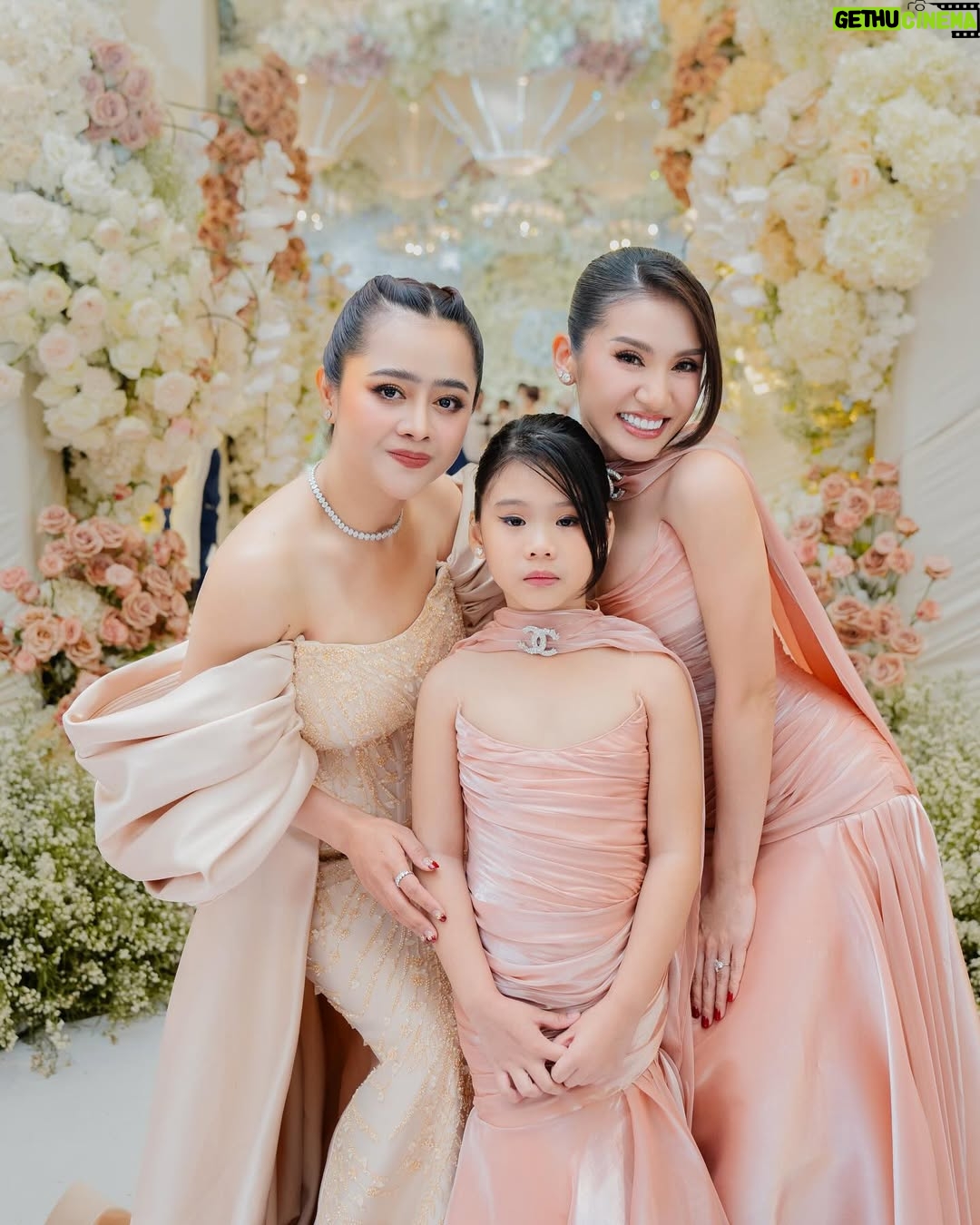 Aok Sokunkanha - 23.2K Likes - អបអរសាទរ ប្អូនស្រី សុភក្រ័កុសុម៉ា និងប្អូនប្រុស
បងសូមជូនពរដល់ប្អូនស្រីព្រមទាំងប្អូនប្រុសសូមឲមានសុភមង្គលពេញមួយជីវិត♥️ស្រលាញ់គ្នាដល់ចាស់កោងខ្នង 🎉