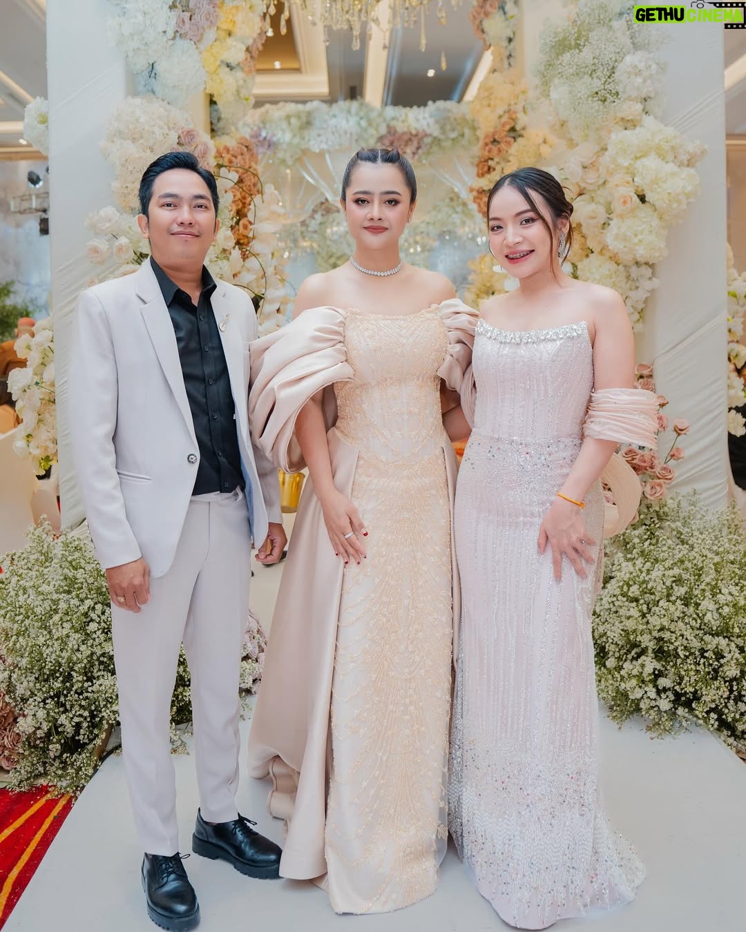 Aok Sokunkanha - 23.2K Likes - អបអរសាទរ ប្អូនស្រី សុភក្រ័កុសុម៉ា និងប្អូនប្រុស
បងសូមជូនពរដល់ប្អូនស្រីព្រមទាំងប្អូនប្រុសសូមឲមានសុភមង្គលពេញមួយជីវិត♥️ស្រលាញ់គ្នាដល់ចាស់កោងខ្នង 🎉