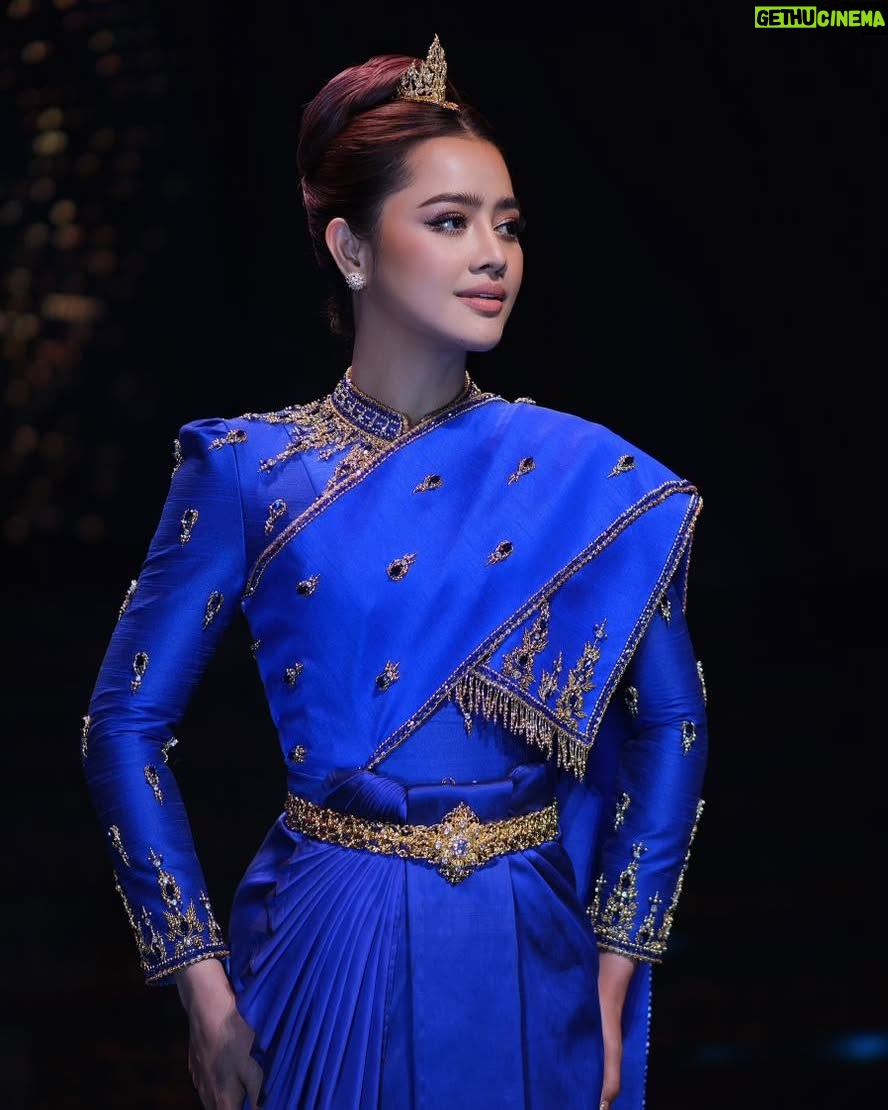 Aok Sokunkanha - 13.6K Likes - យប់នេះមកបែបសុភាពៗរម្យទម ឲ្យត្រូវជាមួយ ពិធីបុណ្យភ្ជុំបិណ្ឌប្រពៃណីជាតិខ្មែរ 🥰 😉 🙏
ដូច្នេះបងប្អូនកុំភ្លេចចូលរួមបោះឆ្នោតឲ្យបេក្ខជនឆ្នើមដែលបងប្អូនពេញចិត្ត ដើម្បីបន្តទៅវគ្គ Live Show សប្តាហ៍បន្ទាប់ 👏
សម្លៀកបំពាក់ដោយ: @nobdane
ផាត់មុខដោយ: @nea_maha_makeup_artist
ធ្វើសក់ដោយ: @chhengkypich