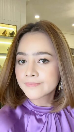 Aok Sokunkanha Instagram - ថ្ងៃនេះMommyមានវិធីសាស្រ្តផាត់មុខ ងាយៗ ស្រួលៗ ចង់មកចែកជូនបងប្អូនទាំងអស់គ្នាបន្តិច😬💜
#Cushion6in1
#aoksokunkanha