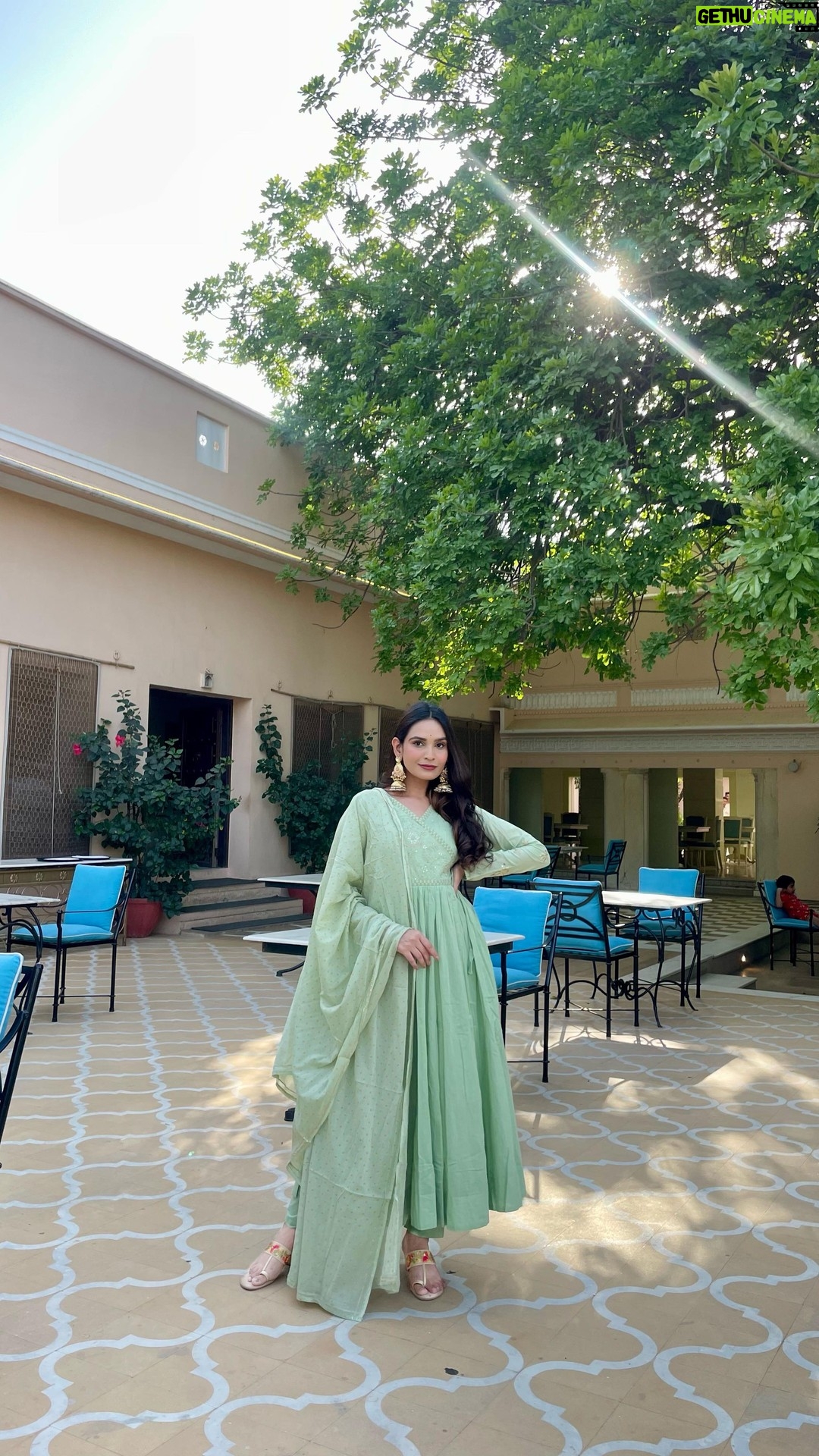 Apoorva Sharma - 1K Likes - Desi fit check 💚🌸 @suneharidhaga
#desifit #fitcheck #ethnicity #ethnicindianwear #reelinstagram #reelin #fashionblogger #trendingreels