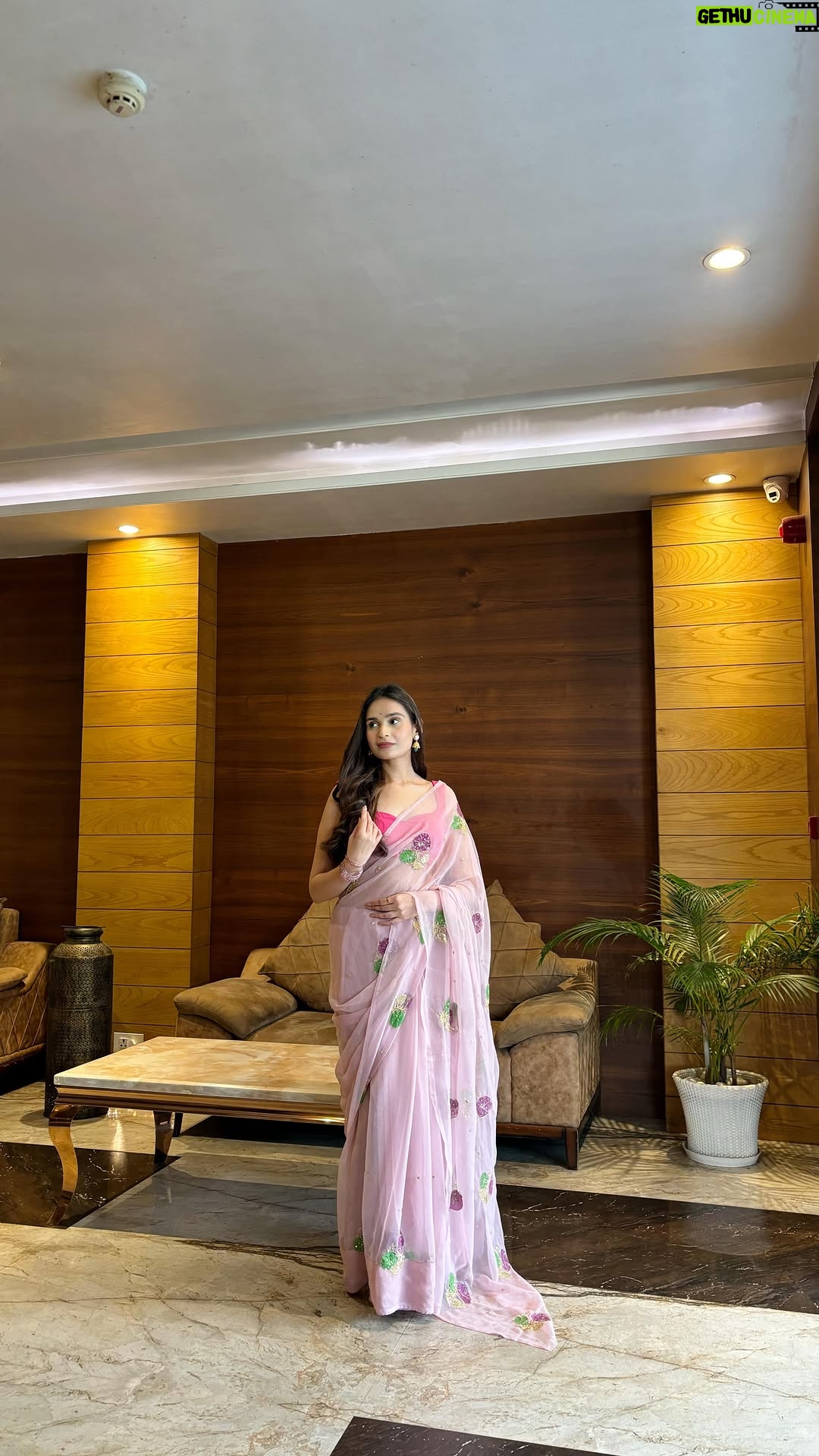 Apoorva Sharma - 1K Likes - Saree @diva_by_yashwinirathore 🌸🌷
#chiffon#saree#chiffonsaree#ethnicity#reelin#reel
