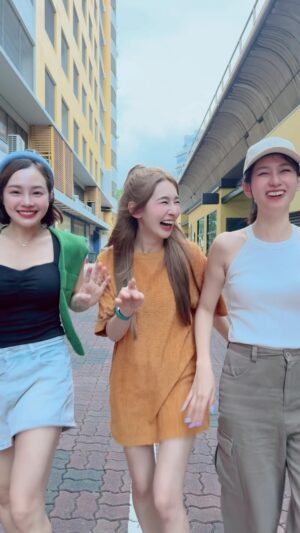 Apple Chan Instagram - 难得有空见面 
一定要白痴一下 😎😎😎

Friendship forever👭🏻👭🏻👭🏻