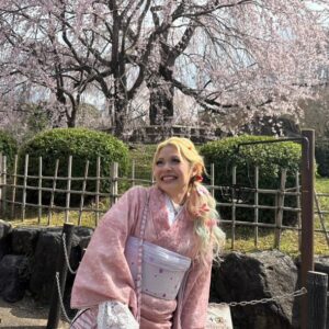 Arakawa Instagram - ドーナツ・ピーナツさんとの京都バスツアー🌸ありがとおございました🌸✨🌸💖✨💖

楽しかったなあ🤝🥲🌸ドナピさんと久しぶりに遊んでもらったし、いつもライブに来てくれる子(東京で見かけるな〜とか福岡で見かけるな〜とか大阪からお世話になってるな〜とかメンズギャルズたちも楽しんでくれてそうでよかったあ！とか、え！そことそこ仲良くなったの〜❓嬉しすぎんだけろ！笑とかみんな大集結してくれてほんとにずっと泣きそうだった)ありがとお💖🥲🥲😭、DM送ってくれる子とえ❓あの〇〇ちゃん❓の時間もたのしかった（笑）😭😭😭はじめましてのギャルズたちともいっぱい友達になれてこれからもよろしくすぎて幸せでした！本当にあそこにある空気や気持ちがほんとに素敵に包まれていて、生きれるーー！！ってなった（笑）

自分たちを応援してくれる人が一人でもいる限り頑張ります！
(月並みの言葉になるの悔しい！ガチなのに😭笑)

みんなほんまありがと

しかも京都バスツアー史上即完初やったらしい😝✌️✨💖
さいきょ〜💖💖💖💖💖💖わらわらわら

ではみんなからもらった荒川スライドショーでお別れ〰︎！
③八ツ橋って意外とつくるのむずいな〜‼️‼️の荒川
④ほんとに皆さん申し訳ございませんでした‼️‼️を全ての気持ちを込めて叫んでいる荒川
⑤なんかめちゃわろてる瞬間撮ってくれてた（笑）
⑥八ツ橋みんなで乾杯のノリってわかってるねんけどごめん先食べるな😅✌️の瞬間バレてた（笑）