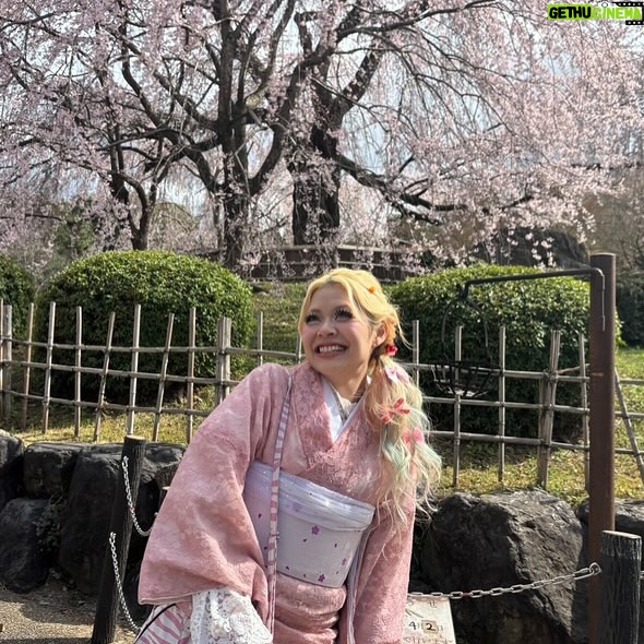 Arakawa - 13.2K Likes - ドーナツ・ピーナツさんとの京都バスツアー🌸ありがとおございました🌸✨🌸💖✨💖
楽しかったなあ🤝🥲🌸ドナピさんと久しぶりに遊んでもらったし、いつもライブに来てくれる子(東京で見かけるな〜とか福岡で見かけるな〜とか大阪からお世話になってるな〜とかメンズギャルズたちも楽しんでくれてそうでよかったあ!とか、え!そことそこ仲良くなったの〜❓嬉しすぎんだけろ!笑とかみんな大集結してくれてほんとにずっと泣きそうだった)ありがとお💖🥲🥲😭、DM送ってくれる子とえ❓あの〇〇ちゃん❓の時間もたのしかった(笑)😭😭😭はじめましてのギャルズたちともいっぱい友達になれてこれからもよろしくすぎて幸せでした!本当にあそこにある空気や気持ちがほんとに素敵に包まれていて、生きれるーー!!ってなった(笑)
自分たちを応援してくれる人が一人でもいる限り頑張ります!
(月並みの言葉になるの悔しい!ガチなのに😭笑)
みんなほんまありがと
しかも京都バスツアー史上即完初やったらしい😝✌️✨💖
さいきょ〜💖💖💖💖💖💖わらわらわら
ではみんなからもらった荒川スライドショーでお別れ〰︎!
③八ツ橋って意外とつくるのむずいな〜‼️‼️の荒川
④ほんとに皆さん申し訳ございませんでした‼️‼️を全ての気持ちを込めて叫んでいる荒川
⑤なんかめちゃわろてる瞬間撮ってくれてた(笑)
⑥八ツ橋みんなで乾杯のノリってわかってるねんけどごめん先食べるな😅✌️の瞬間バレてた(笑)