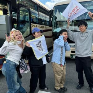Arakawa Instagram - ドーナツ・ピーナツさんとの京都バスツアー🌸ありがとおございました🌸✨🌸💖✨💖

楽しかったなあ🤝🥲🌸ドナピさんと久しぶりに遊んでもらったし、いつもライブに来てくれる子(東京で見かけるな〜とか福岡で見かけるな〜とか大阪からお世話になってるな〜とかメンズギャルズたちも楽しんでくれてそうでよかったあ！とか、え！そことそこ仲良くなったの〜❓嬉しすぎんだけろ！笑とかみんな大集結してくれてほんとにずっと泣きそうだった)ありがとお💖🥲🥲😭、DM送ってくれる子とえ❓あの〇〇ちゃん❓の時間もたのしかった（笑）😭😭😭はじめましてのギャルズたちともいっぱい友達になれてこれからもよろしくすぎて幸せでした！本当にあそこにある空気や気持ちがほんとに素敵に包まれていて、生きれるーー！！ってなった（笑）

自分たちを応援してくれる人が一人でもいる限り頑張ります！
(月並みの言葉になるの悔しい！ガチなのに😭笑)

みんなほんまありがと

しかも京都バスツアー史上即完初やったらしい😝✌️✨💖
さいきょ〜💖💖💖💖💖💖わらわらわら

ではみんなからもらった荒川スライドショーでお別れ〰︎！
③八ツ橋って意外とつくるのむずいな〜‼️‼️の荒川
④ほんとに皆さん申し訳ございませんでした‼️‼️を全ての気持ちを込めて叫んでいる荒川
⑤なんかめちゃわろてる瞬間撮ってくれてた（笑）
⑥八ツ橋みんなで乾杯のノリってわかってるねんけどごめん先食べるな😅✌️の瞬間バレてた（笑）