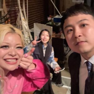 Arakawa Instagram - ドーナツ・ピーナツさんとの京都バスツアー🌸ありがとおございました🌸✨🌸💖✨💖

楽しかったなあ🤝🥲🌸ドナピさんと久しぶりに遊んでもらったし、いつもライブに来てくれる子(東京で見かけるな〜とか福岡で見かけるな〜とか大阪からお世話になってるな〜とかメンズギャルズたちも楽しんでくれてそうでよかったあ！とか、え！そことそこ仲良くなったの〜❓嬉しすぎんだけろ！笑とかみんな大集結してくれてほんとにずっと泣きそうだった)ありがとお💖🥲🥲😭、DM送ってくれる子とえ❓あの〇〇ちゃん❓の時間もたのしかった（笑）😭😭😭はじめましてのギャルズたちともいっぱい友達になれてこれからもよろしくすぎて幸せでした！本当にあそこにある空気や気持ちがほんとに素敵に包まれていて、生きれるーー！！ってなった（笑）

自分たちを応援してくれる人が一人でもいる限り頑張ります！
(月並みの言葉になるの悔しい！ガチなのに😭笑)

みんなほんまありがと

しかも京都バスツアー史上即完初やったらしい😝✌️✨💖
さいきょ〜💖💖💖💖💖💖わらわらわら

ではみんなからもらった荒川スライドショーでお別れ〰︎！
③八ツ橋って意外とつくるのむずいな〜‼️‼️の荒川
④ほんとに皆さん申し訳ございませんでした‼️‼️を全ての気持ちを込めて叫んでいる荒川
⑤なんかめちゃわろてる瞬間撮ってくれてた（笑）
⑥八ツ橋みんなで乾杯のノリってわかってるねんけどごめん先食べるな😅✌️の瞬間バレてた（笑）