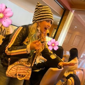 Arakawa Instagram - ドーナツ・ピーナツさんとの京都バスツアー🌸ありがとおございました🌸✨🌸💖✨💖

楽しかったなあ🤝🥲🌸ドナピさんと久しぶりに遊んでもらったし、いつもライブに来てくれる子(東京で見かけるな〜とか福岡で見かけるな〜とか大阪からお世話になってるな〜とかメンズギャルズたちも楽しんでくれてそうでよかったあ！とか、え！そことそこ仲良くなったの〜❓嬉しすぎんだけろ！笑とかみんな大集結してくれてほんとにずっと泣きそうだった)ありがとお💖🥲🥲😭、DM送ってくれる子とえ❓あの〇〇ちゃん❓の時間もたのしかった（笑）😭😭😭はじめましてのギャルズたちともいっぱい友達になれてこれからもよろしくすぎて幸せでした！本当にあそこにある空気や気持ちがほんとに素敵に包まれていて、生きれるーー！！ってなった（笑）

自分たちを応援してくれる人が一人でもいる限り頑張ります！
(月並みの言葉になるの悔しい！ガチなのに😭笑)

みんなほんまありがと

しかも京都バスツアー史上即完初やったらしい😝✌️✨💖
さいきょ〜💖💖💖💖💖💖わらわらわら

ではみんなからもらった荒川スライドショーでお別れ〰︎！
③八ツ橋って意外とつくるのむずいな〜‼️‼️の荒川
④ほんとに皆さん申し訳ございませんでした‼️‼️を全ての気持ちを込めて叫んでいる荒川
⑤なんかめちゃわろてる瞬間撮ってくれてた（笑）
⑥八ツ橋みんなで乾杯のノリってわかってるねんけどごめん先食べるな😅✌️の瞬間バレてた（笑）