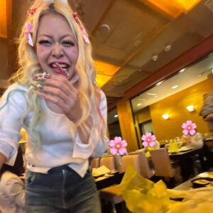 Arakawa Instagram - ドーナツ・ピーナツさんとの京都バスツアー🌸ありがとおございました🌸✨🌸💖✨💖

楽しかったなあ🤝🥲🌸ドナピさんと久しぶりに遊んでもらったし、いつもライブに来てくれる子(東京で見かけるな〜とか福岡で見かけるな〜とか大阪からお世話になってるな〜とかメンズギャルズたちも楽しんでくれてそうでよかったあ！とか、え！そことそこ仲良くなったの〜❓嬉しすぎんだけろ！笑とかみんな大集結してくれてほんとにずっと泣きそうだった)ありがとお💖🥲🥲😭、DM送ってくれる子とえ❓あの〇〇ちゃん❓の時間もたのしかった（笑）😭😭😭はじめましてのギャルズたちともいっぱい友達になれてこれからもよろしくすぎて幸せでした！本当にあそこにある空気や気持ちがほんとに素敵に包まれていて、生きれるーー！！ってなった（笑）

自分たちを応援してくれる人が一人でもいる限り頑張ります！
(月並みの言葉になるの悔しい！ガチなのに😭笑)

みんなほんまありがと

しかも京都バスツアー史上即完初やったらしい😝✌️✨💖
さいきょ〜💖💖💖💖💖💖わらわらわら

ではみんなからもらった荒川スライドショーでお別れ〰︎！
③八ツ橋って意外とつくるのむずいな〜‼️‼️の荒川
④ほんとに皆さん申し訳ございませんでした‼️‼️を全ての気持ちを込めて叫んでいる荒川
⑤なんかめちゃわろてる瞬間撮ってくれてた（笑）
⑥八ツ橋みんなで乾杯のノリってわかってるねんけどごめん先食べるな😅✌️の瞬間バレてた（笑）