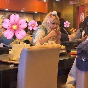 Arakawa Instagram - ドーナツ・ピーナツさんとの京都バスツアー🌸ありがとおございました🌸✨🌸💖✨💖

楽しかったなあ🤝🥲🌸ドナピさんと久しぶりに遊んでもらったし、いつもライブに来てくれる子(東京で見かけるな〜とか福岡で見かけるな〜とか大阪からお世話になってるな〜とかメンズギャルズたちも楽しんでくれてそうでよかったあ！とか、え！そことそこ仲良くなったの〜❓嬉しすぎんだけろ！笑とかみんな大集結してくれてほんとにずっと泣きそうだった)ありがとお💖🥲🥲😭、DM送ってくれる子とえ❓あの〇〇ちゃん❓の時間もたのしかった（笑）😭😭😭はじめましてのギャルズたちともいっぱい友達になれてこれからもよろしくすぎて幸せでした！本当にあそこにある空気や気持ちがほんとに素敵に包まれていて、生きれるーー！！ってなった（笑）

自分たちを応援してくれる人が一人でもいる限り頑張ります！
(月並みの言葉になるの悔しい！ガチなのに😭笑)

みんなほんまありがと

しかも京都バスツアー史上即完初やったらしい😝✌️✨💖
さいきょ〜💖💖💖💖💖💖わらわらわら

ではみんなからもらった荒川スライドショーでお別れ〰︎！
③八ツ橋って意外とつくるのむずいな〜‼️‼️の荒川
④ほんとに皆さん申し訳ございませんでした‼️‼️を全ての気持ちを込めて叫んでいる荒川
⑤なんかめちゃわろてる瞬間撮ってくれてた（笑）
⑥八ツ橋みんなで乾杯のノリってわかってるねんけどごめん先食べるな😅✌️の瞬間バレてた（笑）