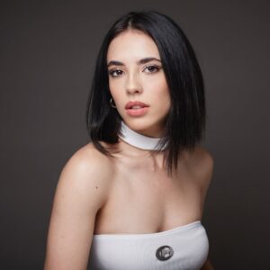 Arantza Ruiz Instagram - Friendly reminder: vean la novela ✨🤭 @elpreciodeamartetv
