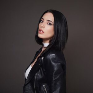 Arantza Ruiz Instagram - I deliver, i can promise, I’m the coldest.
🖤🤍