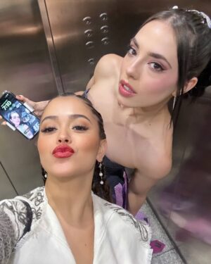 Arantza Ruiz Instagram - Les deseo un vestido hecho por corbatas 💜 
¡Gracias @pinedacovalin por el vestido tan bello!
@aura_series @zumatalent_