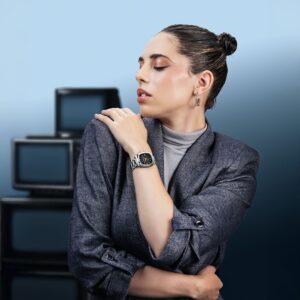 Arantza Ruiz Instagram - La versatilidad es arte. ✨ Y cuando un accesorio logra acompañarte en cada faceta de tu vida, sabes que es más que un simple detalle. Multifort TV Saga 3 de @midowatches es mi elección porque refleja ese equilibrio entre fuerza y estilo. ⏳🩵🧡

¿Cuál usarías tú? Déjamelo en los comentarios. 👇🏼
.
.
.
.
 #MIDO #inspiredbynewvisions #BigDate #SwissMade #MultifortTV #MultifortTV35 #VersatilidadEnTiempo #MultifortTVSaga3 #DetallesQueHablan