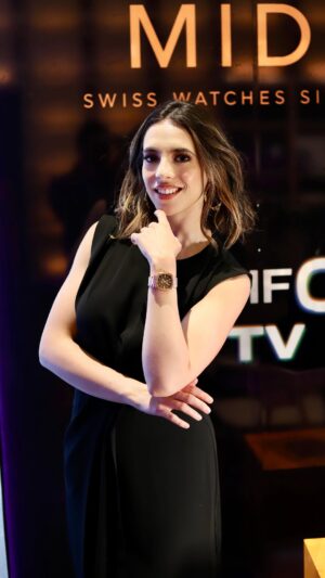 Arantza Ruiz Instagram - La talentosa actriz @arantzaruiz_, amiga de @midowatches y estrella de la nueva campaña global “Multifort TV SAGA 2”, nos cuenta de su vínculo y pasión por la marca, así como lo todo que hace especial al nuevo Multifort TV 35. 

#TiempoDeRelojes #MultifortTVSAGA2 #InspiredbyNewVisions #Midowatches