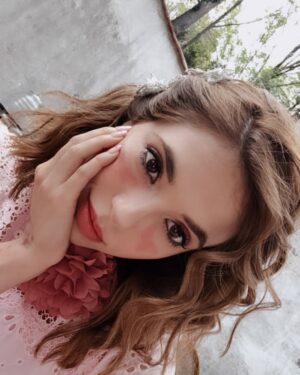 Arantza Ruiz Instagram - Mi foto favorita es la ultima con Paquita 🫡
Disfruten el GRAN ESTRENO de @meatrevoaamarte la telenovela #20 de @productormejia ❤️❤️❤️ 
Gracias vida porque este proyecto ha sido de los más especiales para mí 🥹✨ Espero que disfrute a Ambar tanto como yo interpretándola.
Me cuentan que tanto les gustó y apoyen a #GAMBAR 🩷🩷🩷✨✨✨✨ (gabino y ambar)🥹
@televisa @televisa_espectaculos @televisadigital 
.
.
.
.
#meatrevoaamarte #Ambar #Gabino #Gambar #salvadormejia