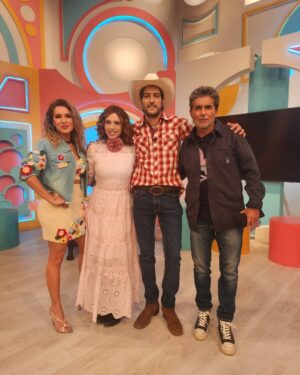 Arantza Ruiz Instagram - Mi foto favorita es la ultima con Paquita 🫡
Disfruten el GRAN ESTRENO de @meatrevoaamarte la telenovela #20 de @productormejia ❤️❤️❤️ 
Gracias vida porque este proyecto ha sido de los más especiales para mí 🥹✨ Espero que disfrute a Ambar tanto como yo interpretándola.
Me cuentan que tanto les gustó y apoyen a #GAMBAR 🩷🩷🩷✨✨✨✨ (gabino y ambar)🥹
@televisa @televisa_espectaculos @televisadigital 
.
.
.
.
#meatrevoaamarte #Ambar #Gabino #Gambar #salvadormejia