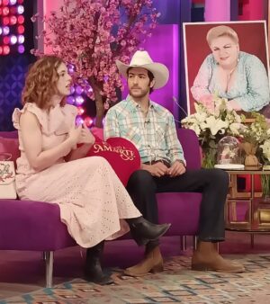 Arantza Ruiz Instagram - Mi foto favorita es la ultima con Paquita 🫡
Disfruten el GRAN ESTRENO de @meatrevoaamarte la telenovela #20 de @productormejia ❤️❤️❤️ 
Gracias vida porque este proyecto ha sido de los más especiales para mí 🥹✨ Espero que disfrute a Ambar tanto como yo interpretándola.
Me cuentan que tanto les gustó y apoyen a #GAMBAR 🩷🩷🩷✨✨✨✨ (gabino y ambar)🥹
@televisa @televisa_espectaculos @televisadigital 
.
.
.
.
#meatrevoaamarte #Ambar #Gabino #Gambar #salvadormejia