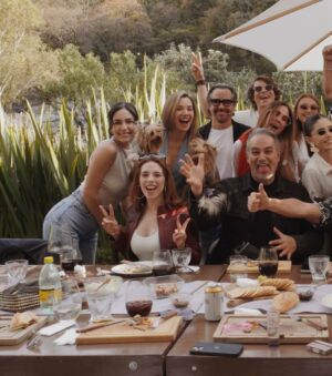 Arantza Ruiz Instagram - Mi foto favorita es la ultima con Paquita 🫡
Disfruten el GRAN ESTRENO de @meatrevoaamarte la telenovela #20 de @productormejia ❤️❤️❤️ 
Gracias vida porque este proyecto ha sido de los más especiales para mí 🥹✨ Espero que disfrute a Ambar tanto como yo interpretándola.
Me cuentan que tanto les gustó y apoyen a #GAMBAR 🩷🩷🩷✨✨✨✨ (gabino y ambar)🥹
@televisa @televisa_espectaculos @televisadigital 
.
.
.
.
#meatrevoaamarte #Ambar #Gabino #Gambar #salvadormejia