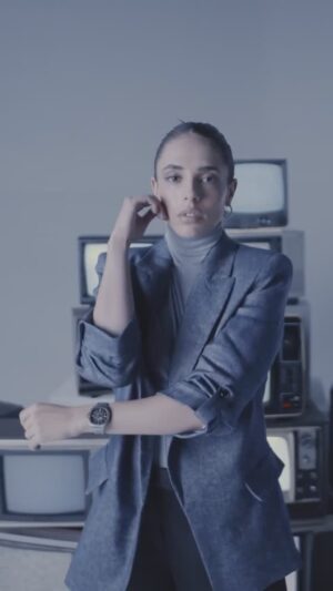 Arantza Ruiz Instagram - “I come back stronger than a 90’s trend” 😏
Detrás del nuevo episodio de Multifort TV Saga 3, encontre la combinación perfecta de lo retro-cool con lo neo-futurista. @midowatches #InspiredbyNewVisions #MultifortTV #MultifortTV35 #BigDate