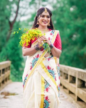 Arathy Sojan Instagram - വിഷു ആശംസകള്‍🌸

#vishu2025 #vishu #vishuspecial #kerala #malayali