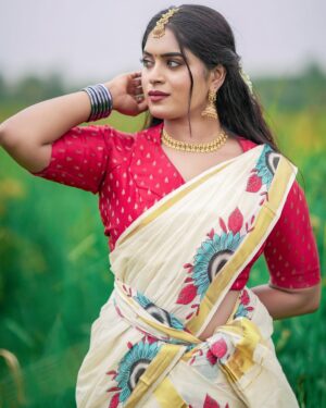 Arathy Sojan Instagram - വിഷു ആശംസകള്‍🌸

#vishu2025 #vishu #vishuspecial #kerala #malayali