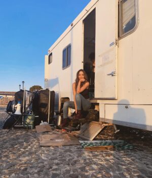 Areliz Benel Instagram - Volviendo al ruedo y siendo feliz por la oportunidad de volver a hacer lo que más amo en el mundo 🙏🏼 🎭.

Mi primera película dirigida totalmente en ingles por @aliatshani en idioma Persa muy pronto @loteria_movie  #sandra