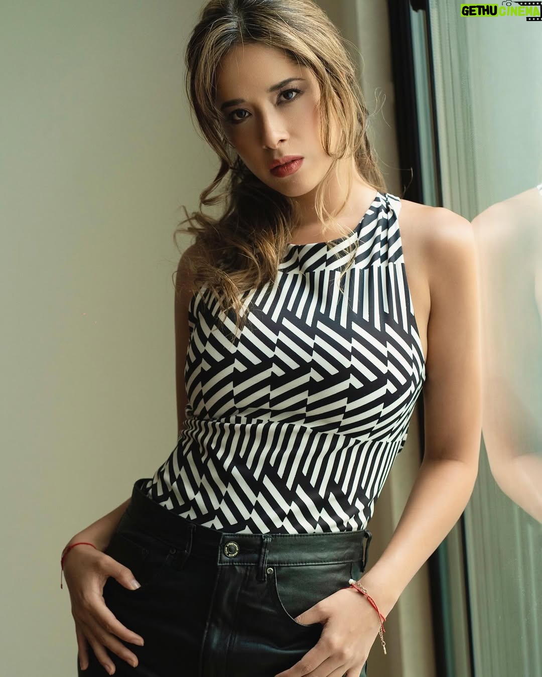 Areliz Benel - 4.2K Likes - I Rather stay in the same place looking towards the
future than moved forward and continuing looking or spying into the past…
Fotografo : @andresvargasph
Maguillaje : @claudiasmexy