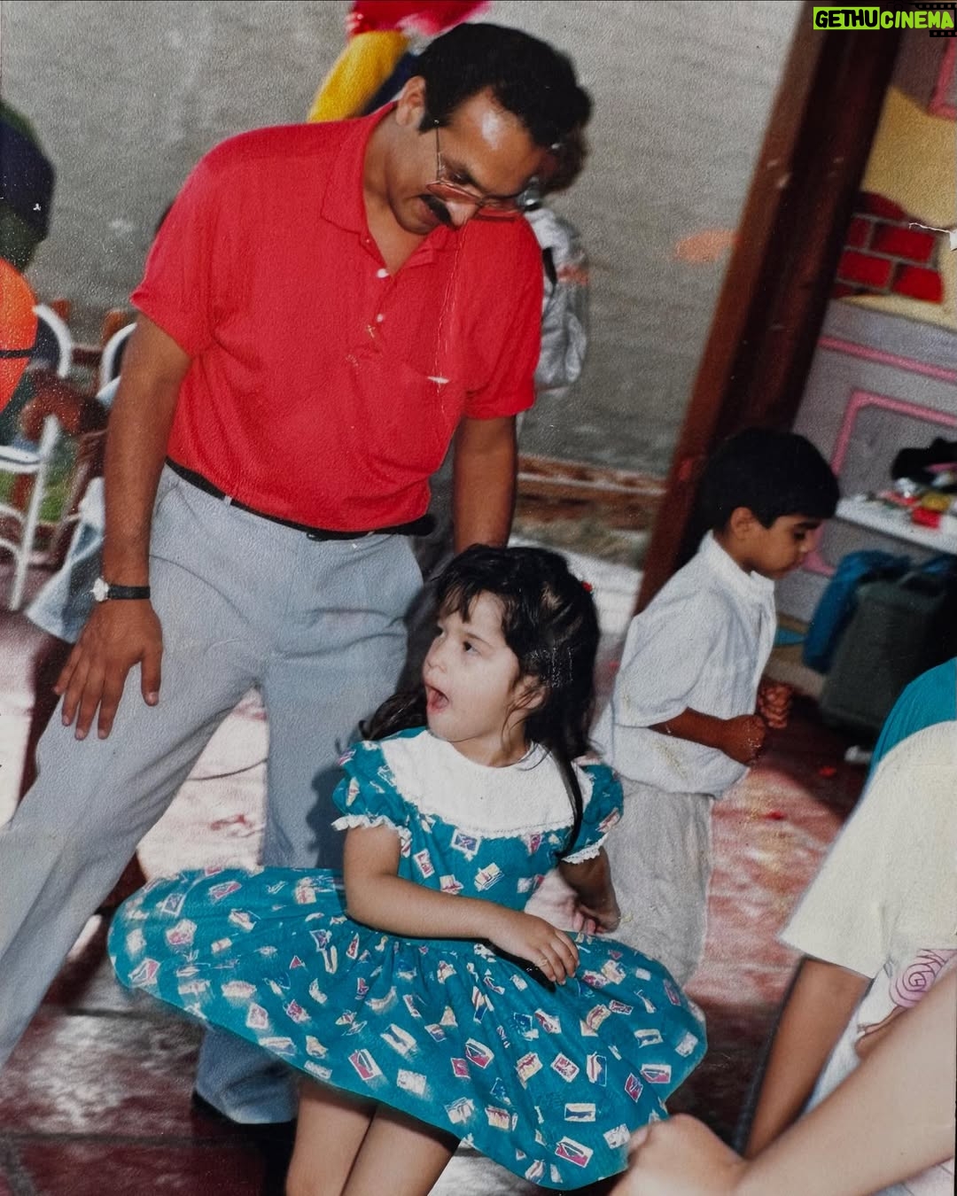 Areliz Benel - 6.4K Likes - El era Mario Rivera , lo conocí en mi primer año de vida pero me abrazó como su hija incluso antes de nacer, el me abrazo y acogió pero yo lo elegí y lo elegiría mil veces más en esta y otras vidas, todos estos años no he podido estar más agradecida con la vida de que a pesar de no llevar el mismo apellido el me llamaba hija y yo lo llamaba papá, fue un hombre que me enseñó valores , educación , principios, integridad y sobre todo la importancia de la palabra con uno y con los demás , aunque yo me divertía más cuando me enseñaba a jugar billas , billar , Ping pong o íbamos al karaoque , mi primera chuza fue hace poco y fue con el, me enseñó que las cosas se hacen lento y con paciencia , despacio y con delicadeza , fue mi fuente de fuerza para tantas cosas , en las buenas y en las malas , fue mi solución y mi fuerza para enfrentar lo difícil de la vida meterial y espiritual , fue mi paño de lagrimas , mi súper héroe , mi coach y mi mejor amigo , hoy lo despido en carne y hueso pero en mi mente , corazón , sueños y recuerdos vivira por siempre y para siempre , te voy a a extrañar el resto de mi vida. Te amaré siempre papá .
