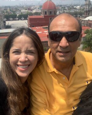 Areliz Benel Instagram - El era Mario Rivera , lo conocí en mi primer año de vida pero me abrazó como su hija incluso antes de nacer, el me abrazo y acogió pero yo lo elegí y lo elegiría mil veces más en esta y otras vidas, todos estos años no he podido estar más agradecida con la vida de que a pesar de no llevar el mismo apellido el me llamaba hija y yo lo llamaba papá, fue un hombre que me enseñó valores , educación , principios, integridad  y sobre todo la importancia de la palabra con uno y con los demás , aunque yo me divertía más cuando me enseñaba a jugar billas , billar , Ping pong o íbamos al karaoque , mi primera chuza fue hace poco y fue con el, me enseñó que las cosas se hacen lento y con paciencia , despacio y con delicadeza , fue mi fuente de fuerza para tantas cosas , en las buenas y en las malas , fue mi solución y mi fuerza para enfrentar lo difícil de la vida meterial y espiritual , fue mi paño de lagrimas , mi súper héroe , mi coach y mi mejor amigo , hoy lo despido en carne y hueso pero en mi mente , corazón , sueños y recuerdos vivira por siempre y para siempre , te voy a a extrañar el resto de mi vida. Te amaré siempre papá .