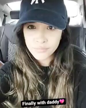Areliz Benel Instagram - El era Mario Rivera , lo conocí en mi primer año de vida pero me abrazó como su hija incluso antes de nacer, el me abrazo y acogió pero yo lo elegí y lo elegiría mil veces más en esta y otras vidas, todos estos años no he podido estar más agradecida con la vida de que a pesar de no llevar el mismo apellido el me llamaba hija y yo lo llamaba papá, fue un hombre que me enseñó valores , educación , principios, integridad  y sobre todo la importancia de la palabra con uno y con los demás , aunque yo me divertía más cuando me enseñaba a jugar billas , billar , Ping pong o íbamos al karaoque , mi primera chuza fue hace poco y fue con el, me enseñó que las cosas se hacen lento y con paciencia , despacio y con delicadeza , fue mi fuente de fuerza para tantas cosas , en las buenas y en las malas , fue mi solución y mi fuerza para enfrentar lo difícil de la vida meterial y espiritual , fue mi paño de lagrimas , mi súper héroe , mi coach y mi mejor amigo , hoy lo despido en carne y hueso pero en mi mente , corazón , sueños y recuerdos vivira por siempre y para siempre , te voy a a extrañar el resto de mi vida. Te amaré siempre papá .