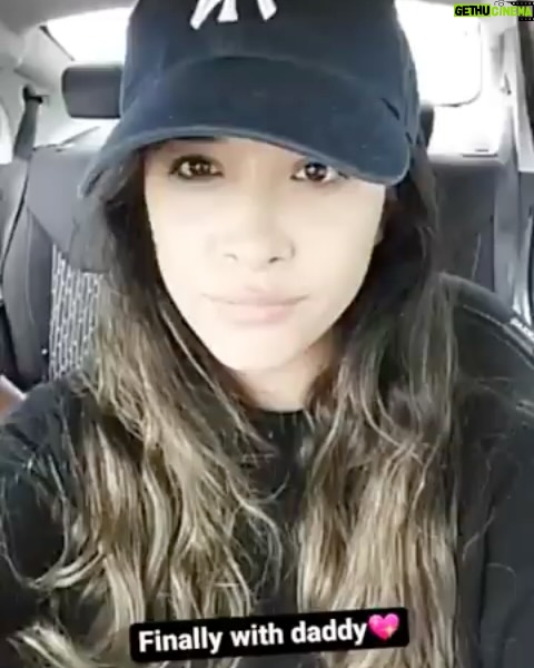 Areliz Benel - 6.4K Likes - El era Mario Rivera , lo conocí en mi primer año de vida pero me abrazó como su hija incluso antes de nacer, el me abrazo y acogió pero yo lo elegí y lo elegiría mil veces más en esta y otras vidas, todos estos años no he podido estar más agradecida con la vida de que a pesar de no llevar el mismo apellido el me llamaba hija y yo lo llamaba papá, fue un hombre que me enseñó valores , educación , principios, integridad y sobre todo la importancia de la palabra con uno y con los demás , aunque yo me divertía más cuando me enseñaba a jugar billas , billar , Ping pong o íbamos al karaoque , mi primera chuza fue hace poco y fue con el, me enseñó que las cosas se hacen lento y con paciencia , despacio y con delicadeza , fue mi fuente de fuerza para tantas cosas , en las buenas y en las malas , fue mi solución y mi fuerza para enfrentar lo difícil de la vida meterial y espiritual , fue mi paño de lagrimas , mi súper héroe , mi coach y mi mejor amigo , hoy lo despido en carne y hueso pero en mi mente , corazón , sueños y recuerdos vivira por siempre y para siempre , te voy a a extrañar el resto de mi vida. Te amaré siempre papá .