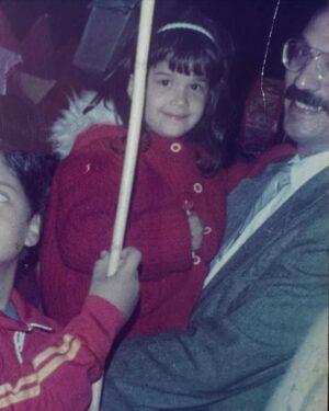 Areliz Benel Instagram - El era Mario Rivera , lo conocí en mi primer año de vida pero me abrazó como su hija incluso antes de nacer, el me abrazo y acogió pero yo lo elegí y lo elegiría mil veces más en esta y otras vidas, todos estos años no he podido estar más agradecida con la vida de que a pesar de no llevar el mismo apellido el me llamaba hija y yo lo llamaba papá, fue un hombre que me enseñó valores , educación , principios, integridad  y sobre todo la importancia de la palabra con uno y con los demás , aunque yo me divertía más cuando me enseñaba a jugar billas , billar , Ping pong o íbamos al karaoque , mi primera chuza fue hace poco y fue con el, me enseñó que las cosas se hacen lento y con paciencia , despacio y con delicadeza , fue mi fuente de fuerza para tantas cosas , en las buenas y en las malas , fue mi solución y mi fuerza para enfrentar lo difícil de la vida meterial y espiritual , fue mi paño de lagrimas , mi súper héroe , mi coach y mi mejor amigo , hoy lo despido en carne y hueso pero en mi mente , corazón , sueños y recuerdos vivira por siempre y para siempre , te voy a a extrañar el resto de mi vida. Te amaré siempre papá .