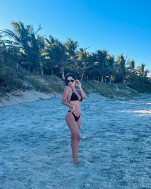 Areliz Benel Instagram - I rather stay in the same place looking to the future than moved forward and searching to the past.

Bikini : @amar_.mx