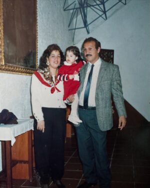 Areliz Benel Instagram - El era Mario Rivera , lo conocí en mi primer año de vida pero me abrazó como su hija incluso antes de nacer, el me abrazo y acogió pero yo lo elegí y lo elegiría mil veces más en esta y otras vidas, todos estos años no he podido estar más agradecida con la vida de que a pesar de no llevar el mismo apellido el me llamaba hija y yo lo llamaba papá, fue un hombre que me enseñó valores , educación , principios, integridad  y sobre todo la importancia de la palabra con uno y con los demás , aunque yo me divertía más cuando me enseñaba a jugar billas , billar , Ping pong o íbamos al karaoque , mi primera chuza fue hace poco y fue con el, me enseñó que las cosas se hacen lento y con paciencia , despacio y con delicadeza , fue mi fuente de fuerza para tantas cosas , en las buenas y en las malas , fue mi solución y mi fuerza para enfrentar lo difícil de la vida meterial y espiritual , fue mi paño de lagrimas , mi súper héroe , mi coach y mi mejor amigo , hoy lo despido en carne y hueso pero en mi mente , corazón , sueños y recuerdos vivira por siempre y para siempre , te voy a a extrañar el resto de mi vida. Te amaré siempre papá .