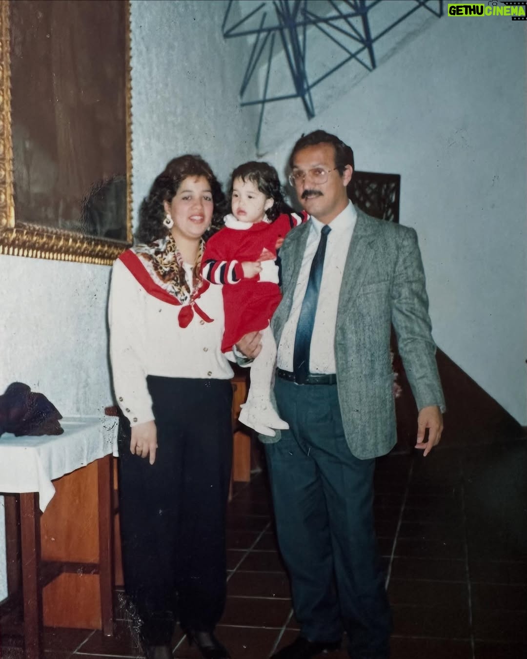 Areliz Benel - 6.4K Likes - El era Mario Rivera , lo conocí en mi primer año de vida pero me abrazó como su hija incluso antes de nacer, el me abrazo y acogió pero yo lo elegí y lo elegiría mil veces más en esta y otras vidas, todos estos años no he podido estar más agradecida con la vida de que a pesar de no llevar el mismo apellido el me llamaba hija y yo lo llamaba papá, fue un hombre que me enseñó valores , educación , principios, integridad y sobre todo la importancia de la palabra con uno y con los demás , aunque yo me divertía más cuando me enseñaba a jugar billas , billar , Ping pong o íbamos al karaoque , mi primera chuza fue hace poco y fue con el, me enseñó que las cosas se hacen lento y con paciencia , despacio y con delicadeza , fue mi fuente de fuerza para tantas cosas , en las buenas y en las malas , fue mi solución y mi fuerza para enfrentar lo difícil de la vida meterial y espiritual , fue mi paño de lagrimas , mi súper héroe , mi coach y mi mejor amigo , hoy lo despido en carne y hueso pero en mi mente , corazón , sueños y recuerdos vivira por siempre y para siempre , te voy a a extrañar el resto de mi vida. Te amaré siempre papá .