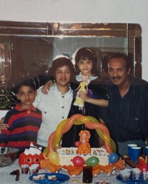 Areliz Benel Instagram - El era Mario Rivera , lo conocí en mi primer año de vida pero me abrazó como su hija incluso antes de nacer, el me abrazo y acogió pero yo lo elegí y lo elegiría mil veces más en esta y otras vidas, todos estos años no he podido estar más agradecida con la vida de que a pesar de no llevar el mismo apellido el me llamaba hija y yo lo llamaba papá, fue un hombre que me enseñó valores , educación , principios, integridad  y sobre todo la importancia de la palabra con uno y con los demás , aunque yo me divertía más cuando me enseñaba a jugar billas , billar , Ping pong o íbamos al karaoque , mi primera chuza fue hace poco y fue con el, me enseñó que las cosas se hacen lento y con paciencia , despacio y con delicadeza , fue mi fuente de fuerza para tantas cosas , en las buenas y en las malas , fue mi solución y mi fuerza para enfrentar lo difícil de la vida meterial y espiritual , fue mi paño de lagrimas , mi súper héroe , mi coach y mi mejor amigo , hoy lo despido en carne y hueso pero en mi mente , corazón , sueños y recuerdos vivira por siempre y para siempre , te voy a a extrañar el resto de mi vida. Te amaré siempre papá .