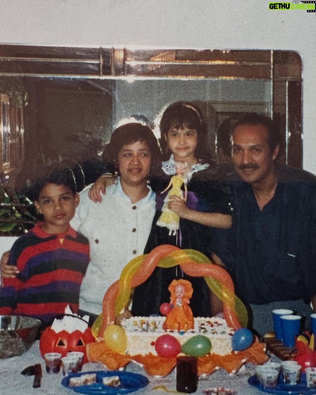 Areliz Benel - 6.4K Likes - El era Mario Rivera , lo conocí en mi primer año de vida pero me abrazó como su hija incluso antes de nacer, el me abrazo y acogió pero yo lo elegí y lo elegiría mil veces más en esta y otras vidas, todos estos años no he podido estar más agradecida con la vida de que a pesar de no llevar el mismo apellido el me llamaba hija y yo lo llamaba papá, fue un hombre que me enseñó valores , educación , principios, integridad y sobre todo la importancia de la palabra con uno y con los demás , aunque yo me divertía más cuando me enseñaba a jugar billas , billar , Ping pong o íbamos al karaoque , mi primera chuza fue hace poco y fue con el, me enseñó que las cosas se hacen lento y con paciencia , despacio y con delicadeza , fue mi fuente de fuerza para tantas cosas , en las buenas y en las malas , fue mi solución y mi fuerza para enfrentar lo difícil de la vida meterial y espiritual , fue mi paño de lagrimas , mi súper héroe , mi coach y mi mejor amigo , hoy lo despido en carne y hueso pero en mi mente , corazón , sueños y recuerdos vivira por siempre y para siempre , te voy a a extrañar el resto de mi vida. Te amaré siempre papá .