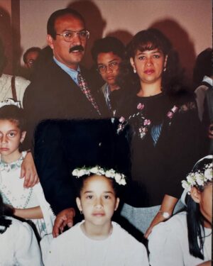 Areliz Benel Instagram - El era Mario Rivera , lo conocí en mi primer año de vida pero me abrazó como su hija incluso antes de nacer, el me abrazo y acogió pero yo lo elegí y lo elegiría mil veces más en esta y otras vidas, todos estos años no he podido estar más agradecida con la vida de que a pesar de no llevar el mismo apellido el me llamaba hija y yo lo llamaba papá, fue un hombre que me enseñó valores , educación , principios, integridad  y sobre todo la importancia de la palabra con uno y con los demás , aunque yo me divertía más cuando me enseñaba a jugar billas , billar , Ping pong o íbamos al karaoque , mi primera chuza fue hace poco y fue con el, me enseñó que las cosas se hacen lento y con paciencia , despacio y con delicadeza , fue mi fuente de fuerza para tantas cosas , en las buenas y en las malas , fue mi solución y mi fuerza para enfrentar lo difícil de la vida meterial y espiritual , fue mi paño de lagrimas , mi súper héroe , mi coach y mi mejor amigo , hoy lo despido en carne y hueso pero en mi mente , corazón , sueños y recuerdos vivira por siempre y para siempre , te voy a a extrañar el resto de mi vida. Te amaré siempre papá .
