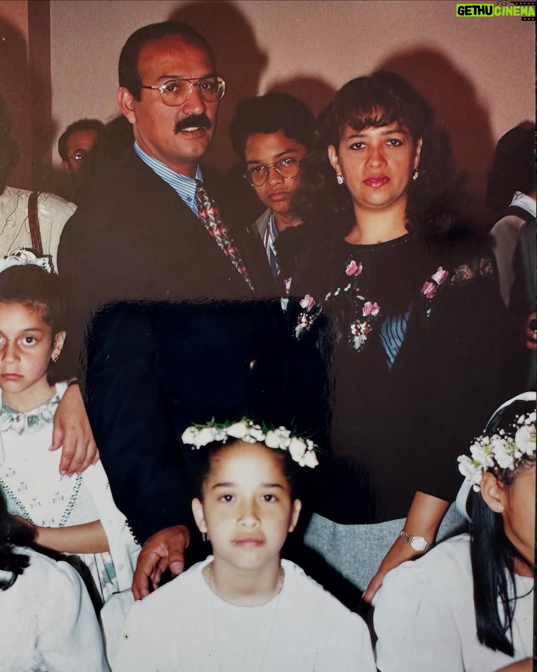 Areliz Benel - 6.4K Likes - El era Mario Rivera , lo conocí en mi primer año de vida pero me abrazó como su hija incluso antes de nacer, el me abrazo y acogió pero yo lo elegí y lo elegiría mil veces más en esta y otras vidas, todos estos años no he podido estar más agradecida con la vida de que a pesar de no llevar el mismo apellido el me llamaba hija y yo lo llamaba papá, fue un hombre que me enseñó valores , educación , principios, integridad y sobre todo la importancia de la palabra con uno y con los demás , aunque yo me divertía más cuando me enseñaba a jugar billas , billar , Ping pong o íbamos al karaoque , mi primera chuza fue hace poco y fue con el, me enseñó que las cosas se hacen lento y con paciencia , despacio y con delicadeza , fue mi fuente de fuerza para tantas cosas , en las buenas y en las malas , fue mi solución y mi fuerza para enfrentar lo difícil de la vida meterial y espiritual , fue mi paño de lagrimas , mi súper héroe , mi coach y mi mejor amigo , hoy lo despido en carne y hueso pero en mi mente , corazón , sueños y recuerdos vivira por siempre y para siempre , te voy a a extrañar el resto de mi vida. Te amaré siempre papá .