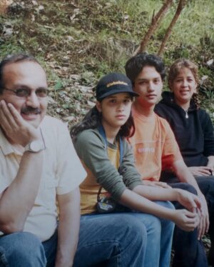 Areliz Benel Instagram - El era Mario Rivera , lo conocí en mi primer año de vida pero me abrazó como su hija incluso antes de nacer, el me abrazo y acogió pero yo lo elegí y lo elegiría mil veces más en esta y otras vidas, todos estos años no he podido estar más agradecida con la vida de que a pesar de no llevar el mismo apellido el me llamaba hija y yo lo llamaba papá, fue un hombre que me enseñó valores , educación , principios, integridad  y sobre todo la importancia de la palabra con uno y con los demás , aunque yo me divertía más cuando me enseñaba a jugar billas , billar , Ping pong o íbamos al karaoque , mi primera chuza fue hace poco y fue con el, me enseñó que las cosas se hacen lento y con paciencia , despacio y con delicadeza , fue mi fuente de fuerza para tantas cosas , en las buenas y en las malas , fue mi solución y mi fuerza para enfrentar lo difícil de la vida meterial y espiritual , fue mi paño de lagrimas , mi súper héroe , mi coach y mi mejor amigo , hoy lo despido en carne y hueso pero en mi mente , corazón , sueños y recuerdos vivira por siempre y para siempre , te voy a a extrañar el resto de mi vida. Te amaré siempre papá .