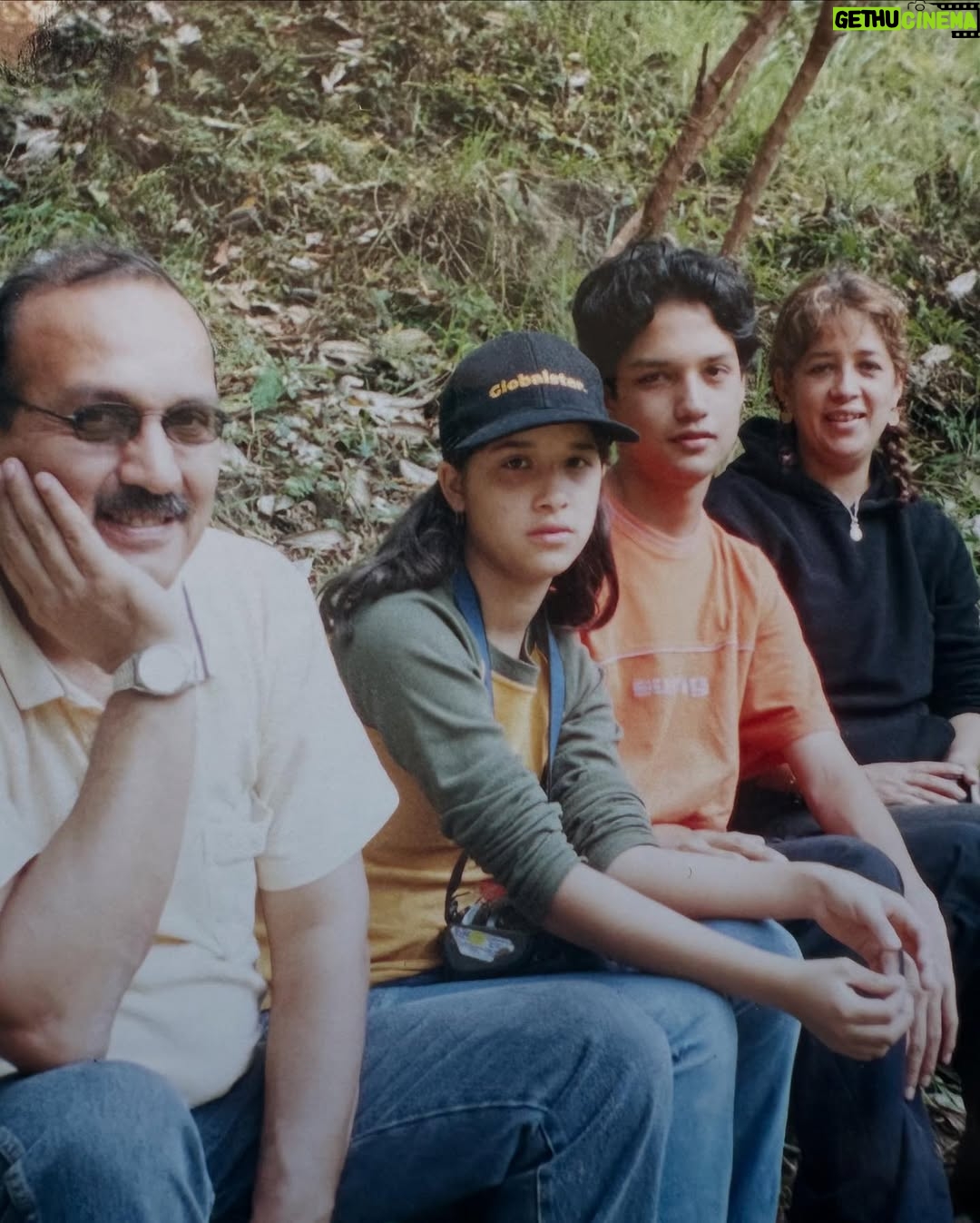 Areliz Benel - 6.4K Likes - El era Mario Rivera , lo conocí en mi primer año de vida pero me abrazó como su hija incluso antes de nacer, el me abrazo y acogió pero yo lo elegí y lo elegiría mil veces más en esta y otras vidas, todos estos años no he podido estar más agradecida con la vida de que a pesar de no llevar el mismo apellido el me llamaba hija y yo lo llamaba papá, fue un hombre que me enseñó valores , educación , principios, integridad y sobre todo la importancia de la palabra con uno y con los demás , aunque yo me divertía más cuando me enseñaba a jugar billas , billar , Ping pong o íbamos al karaoque , mi primera chuza fue hace poco y fue con el, me enseñó que las cosas se hacen lento y con paciencia , despacio y con delicadeza , fue mi fuente de fuerza para tantas cosas , en las buenas y en las malas , fue mi solución y mi fuerza para enfrentar lo difícil de la vida meterial y espiritual , fue mi paño de lagrimas , mi súper héroe , mi coach y mi mejor amigo , hoy lo despido en carne y hueso pero en mi mente , corazón , sueños y recuerdos vivira por siempre y para siempre , te voy a a extrañar el resto de mi vida. Te amaré siempre papá .