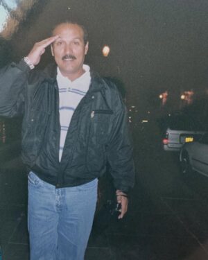 Areliz Benel Instagram - El era Mario Rivera , lo conocí en mi primer año de vida pero me abrazó como su hija incluso antes de nacer, el me abrazo y acogió pero yo lo elegí y lo elegiría mil veces más en esta y otras vidas, todos estos años no he podido estar más agradecida con la vida de que a pesar de no llevar el mismo apellido el me llamaba hija y yo lo llamaba papá, fue un hombre que me enseñó valores , educación , principios, integridad  y sobre todo la importancia de la palabra con uno y con los demás , aunque yo me divertía más cuando me enseñaba a jugar billas , billar , Ping pong o íbamos al karaoque , mi primera chuza fue hace poco y fue con el, me enseñó que las cosas se hacen lento y con paciencia , despacio y con delicadeza , fue mi fuente de fuerza para tantas cosas , en las buenas y en las malas , fue mi solución y mi fuerza para enfrentar lo difícil de la vida meterial y espiritual , fue mi paño de lagrimas , mi súper héroe , mi coach y mi mejor amigo , hoy lo despido en carne y hueso pero en mi mente , corazón , sueños y recuerdos vivira por siempre y para siempre , te voy a a extrañar el resto de mi vida. Te amaré siempre papá .