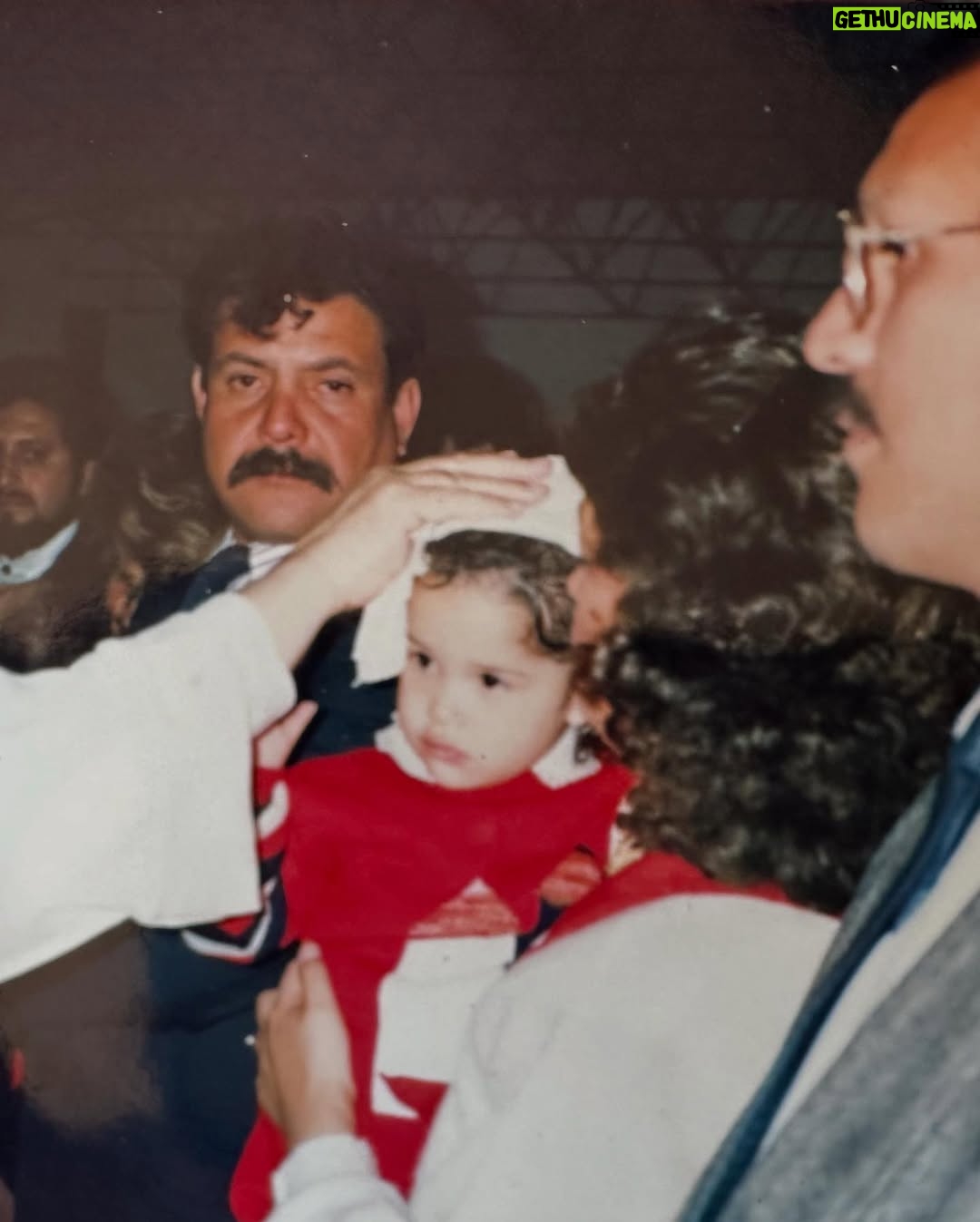 Areliz Benel - 6.4K Likes - El era Mario Rivera , lo conocí en mi primer año de vida pero me abrazó como su hija incluso antes de nacer, el me abrazo y acogió pero yo lo elegí y lo elegiría mil veces más en esta y otras vidas, todos estos años no he podido estar más agradecida con la vida de que a pesar de no llevar el mismo apellido el me llamaba hija y yo lo llamaba papá, fue un hombre que me enseñó valores , educación , principios, integridad y sobre todo la importancia de la palabra con uno y con los demás , aunque yo me divertía más cuando me enseñaba a jugar billas , billar , Ping pong o íbamos al karaoque , mi primera chuza fue hace poco y fue con el, me enseñó que las cosas se hacen lento y con paciencia , despacio y con delicadeza , fue mi fuente de fuerza para tantas cosas , en las buenas y en las malas , fue mi solución y mi fuerza para enfrentar lo difícil de la vida meterial y espiritual , fue mi paño de lagrimas , mi súper héroe , mi coach y mi mejor amigo , hoy lo despido en carne y hueso pero en mi mente , corazón , sueños y recuerdos vivira por siempre y para siempre , te voy a a extrañar el resto de mi vida. Te amaré siempre papá .