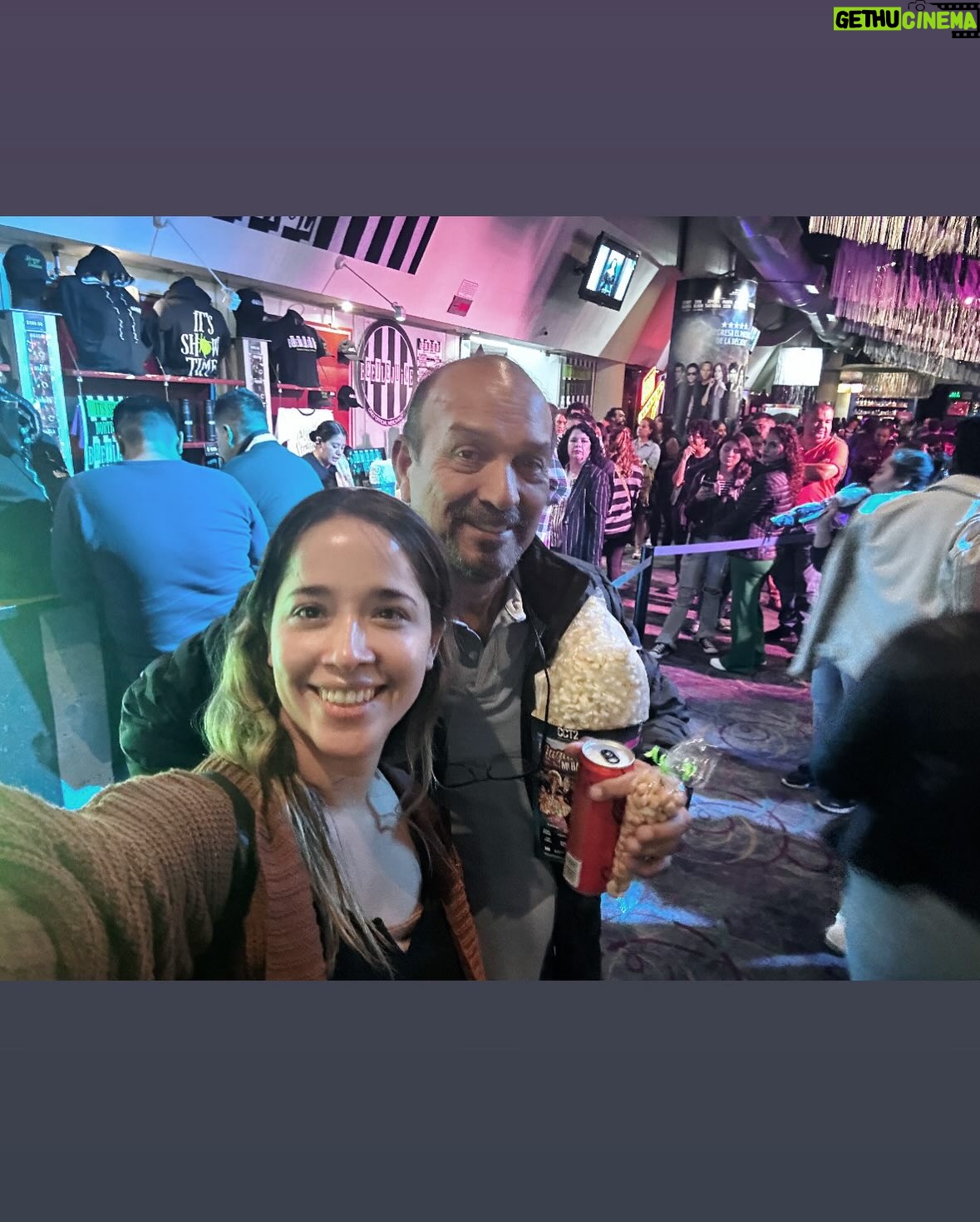 Areliz Benel - 6.4K Likes - El era Mario Rivera , lo conocí en mi primer año de vida pero me abrazó como su hija incluso antes de nacer, el me abrazo y acogió pero yo lo elegí y lo elegiría mil veces más en esta y otras vidas, todos estos años no he podido estar más agradecida con la vida de que a pesar de no llevar el mismo apellido el me llamaba hija y yo lo llamaba papá, fue un hombre que me enseñó valores , educación , principios, integridad y sobre todo la importancia de la palabra con uno y con los demás , aunque yo me divertía más cuando me enseñaba a jugar billas , billar , Ping pong o íbamos al karaoque , mi primera chuza fue hace poco y fue con el, me enseñó que las cosas se hacen lento y con paciencia , despacio y con delicadeza , fue mi fuente de fuerza para tantas cosas , en las buenas y en las malas , fue mi solución y mi fuerza para enfrentar lo difícil de la vida meterial y espiritual , fue mi paño de lagrimas , mi súper héroe , mi coach y mi mejor amigo , hoy lo despido en carne y hueso pero en mi mente , corazón , sueños y recuerdos vivira por siempre y para siempre , te voy a a extrañar el resto de mi vida. Te amaré siempre papá .