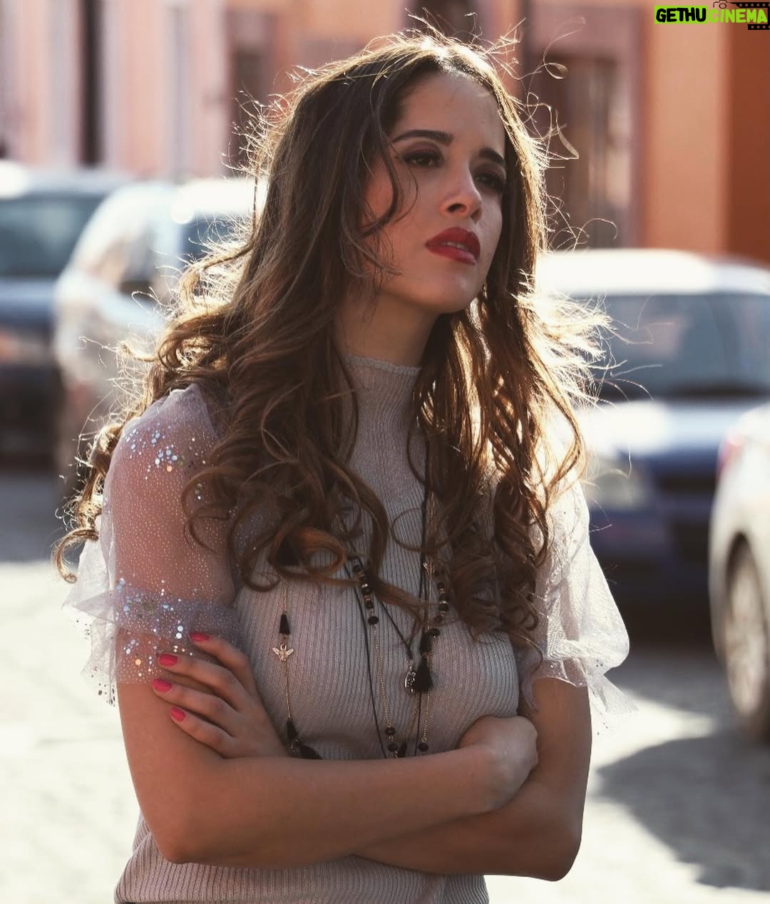 Areliz Benel - 6.4K Likes - Volviendo al ruedo y siendo feliz por la oportunidad de volver a hacer lo que más amo en el mundo 🙏🏼 🎭.
Mi primera película dirigida totalmente en ingles por @aliatshani en idioma Persa muy pronto @loteria_movie #sandra