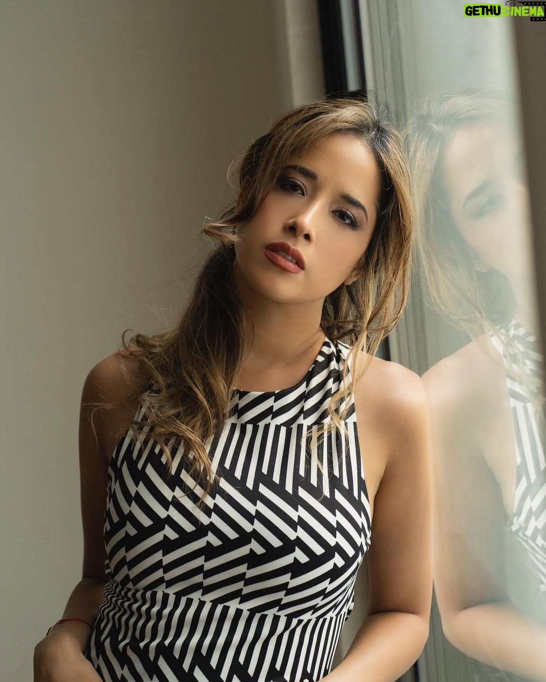 Areliz Benel - 4.2K Likes - I Rather stay in the same place looking towards the
future than moved forward and continuing looking or spying into the past…
Fotografo : @andresvargasph
Maguillaje : @claudiasmexy